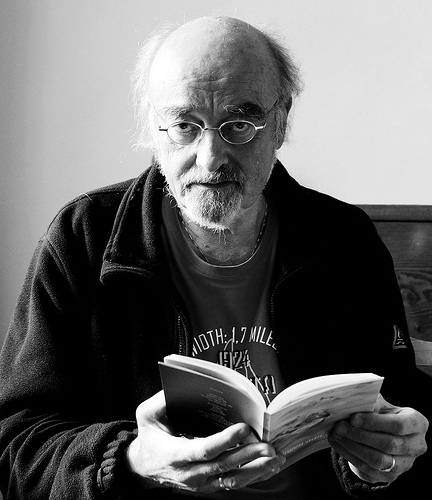 Un homme lisant un livre (illustration) - http://www.flickr.com/photos/27586438@N04/31345005746 Found on flickrcc.net