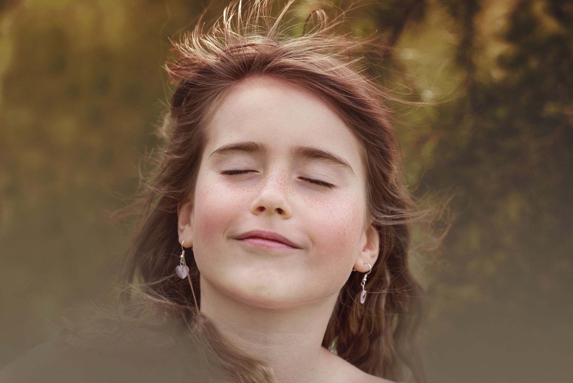 une fille respire avec joie un vent léger - Image par Pezibear de https://pixabay.com/fr/photos/personne-humain-femme-fille-visage-864804/