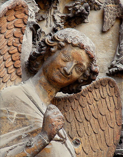 Statue représentant un ange souriant - http://www.flickr.com/photos/8545333@N07/2674149375