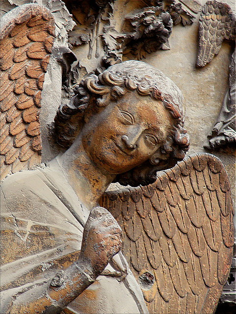 Statue représentant un ange souriant - http://www.flickr.com/photos/8545333@N07/2674149375