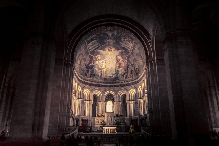 église avec une peinture représentant le Christ - Photo by Chris Karidis on https://unsplash.com/fr/photos/photographie-darchitecture-de-leglise-7lSA8da0Qs8