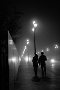 Illustration : un couple marchant en ville dans la nuit - Image: 'Crisis or Opportunity' by hjl https://creativecommons.org/licenses/by-nc/2.0/ http://www.flickr.com/photos/92605333@N00/32157550401