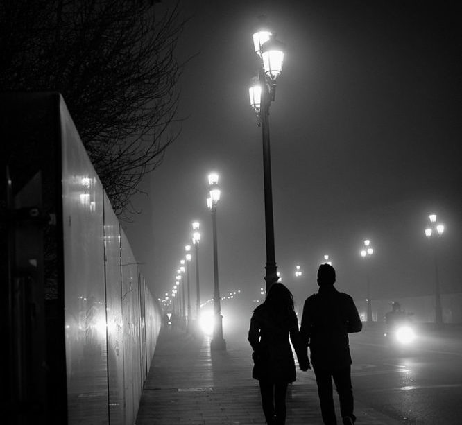 Un couple marchant en ville dans la nuit (illustration) - 