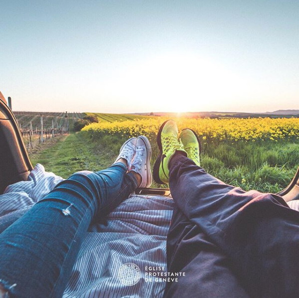 Dans les champs, allongés - Photo de l'Instagram de l'EPG