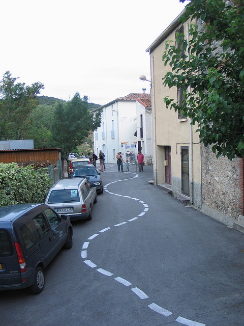 Une rue avec une ligne blanche sinueuse (illustration) - http://www.flickr.com/photos/50778972@N08/7679242054 Found on flickrcc.net