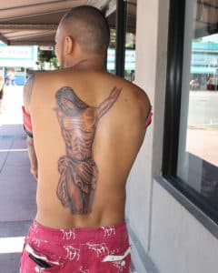 Un grand tatouage de Jésus sur le dos d'un homme - Image: 'Junior's New Tattoo' http://www.flickr.com/photos/25955895@N03/14083109788 Found on flickrcc.net