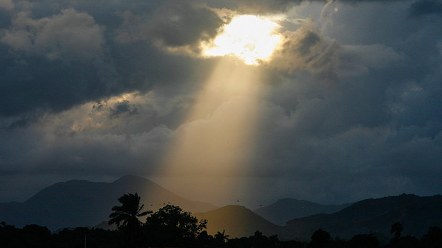 Un rayon de lumière dans les nuages (illustration) - http://www.flickr.com/photos/34120957@N04/7908717282 Found on flickrcc.net