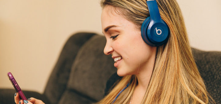 Une personne en train d'écouter et de regarder quelque chose sur son téléphone (illustration) - 'Enjoying Beats Blue Music - Must Link to https://thoroughlyreviewed.com' http://www.flickr.com/photos/143842337@N03/30838773125 Found on flickrcc.net