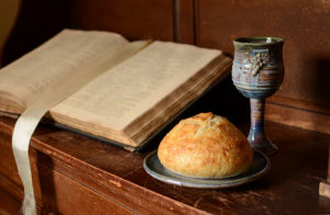 Bible, coupe et pain de la communion - 22 Boulevard des Filles du Calvaire 75011 Paris