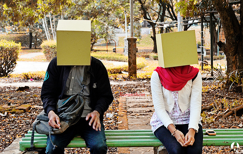 un couple avec chacun une boîte cachant son visage (illustration) - Image: 