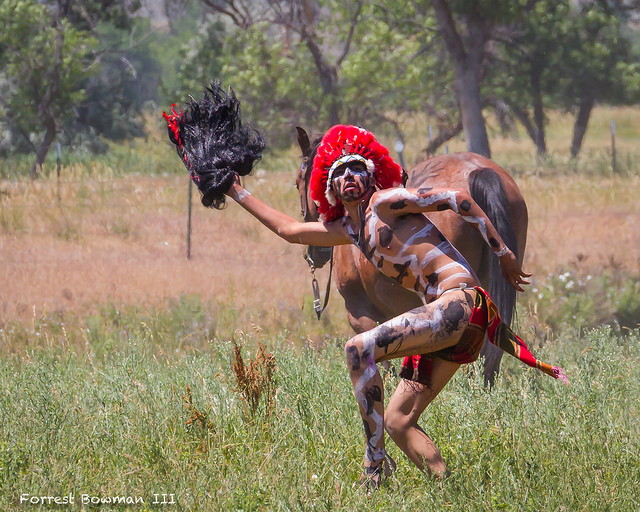 Un sioux danse devant un cheval - illustration - http://www.flickr.com/photos/90305762@N06/28400413295 Found on flickrcc.net