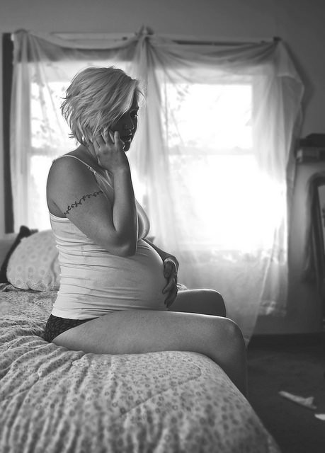 Une femme enceinte au téléphone (illustration) - http://www.flickr.com/photos/34442610@N06/29778288816 Found on flickrcc.net