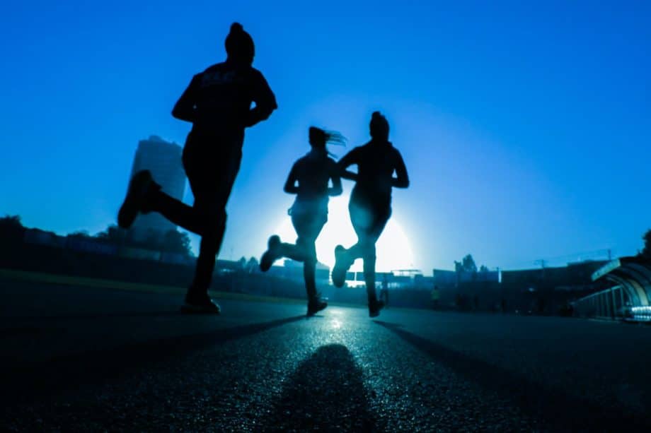 coureurs à pied dans la nuit - Photo by Fitsum Admasu on https://unsplash.com/fr/photos/silhouette-de-trois-femmes-courant-sur-une-route-en-beton-gris-oGv9xIl7DkY