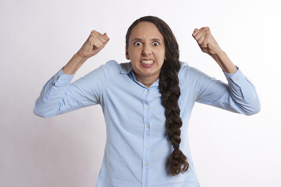 jeune femme furieuse, bouleversée, en colère - Image par Robin Higgins de https://pixabay.com/fr/photos/furieux-boulevers%C3%A9-personne-femme-2514031/
