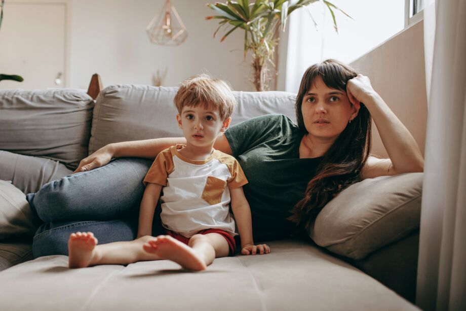 Image d'illustration : un enfant comme tétanisé devant une adulte - Photo de Helena Lopes sur https://unsplash.com/fr/photos/une-femme-et-un-enfant-assis-sur-un-canape-EpV68ofNijM