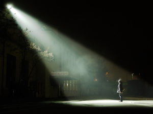 Un homme dans la nuit éclairé d'un projecteur en position élevée - illustration - 'Bethlehem 2008' by ManImMac  https://creativecommons.org/licenses/by-nc-sa/2.0/ http://www.flickr.com/photos/54604085@N00/338780690