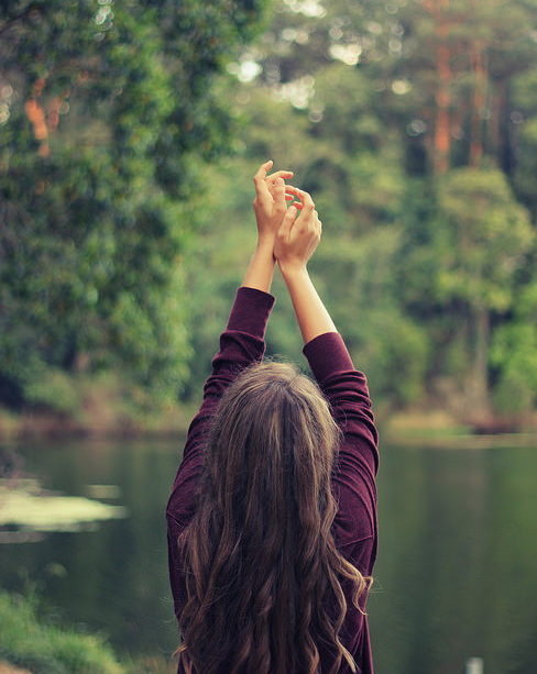 une femme debout dans la nature, mains levées en signe de louange (illustration) - http://www.flickr.com/photos/146625745@N08/30378537464 trouvé sur flickrcc.net