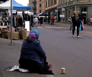 Mendiante dans la rue (illustration) - by Geir Halvorsen 
 https://creativecommons.org/licenses/by-nc-sa/2.0/ http://www.flickr.com/photos/91731765@N00/485155522