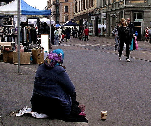 Une mendiante dans la rue (illustration) - http://www.flickr.com/photos/91731765@N00/485155522 Found on flickrcc.net