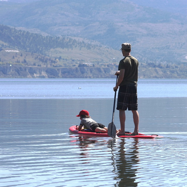 Un père et son fils naviguent sur un lac (illustration) - http://www.flickr.com/photos/48728884@N00/26305186552 Found on flickrcc.net