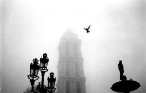 une colombe s'envole sur un fond de brume et de clocher - by Isaí Moreno https://creativecommons.org/licenses/by/2.0/ http://www.flickr.com/photos/10280972@N04/1471849110