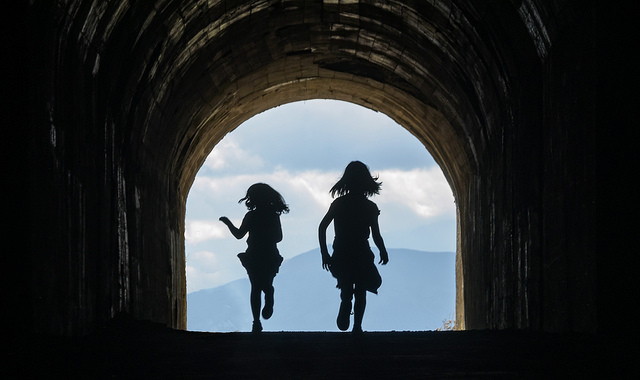 Deux enfants à la sortie d'un tunnel (illustration) - http://www.flickr.com/photos/45503185@N06/28919780670 Found on flickrcc.net