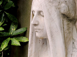 Un visage sculpté dans la pierre, sur une tombe (illustration) - Image: '2010-09-19 Dignity' by Henning Mühlinghaus  https://creativecommons.org/licenses/by-nc/2.0/ http://www.flickr.com/photos/43144679@N00/5015464351 
