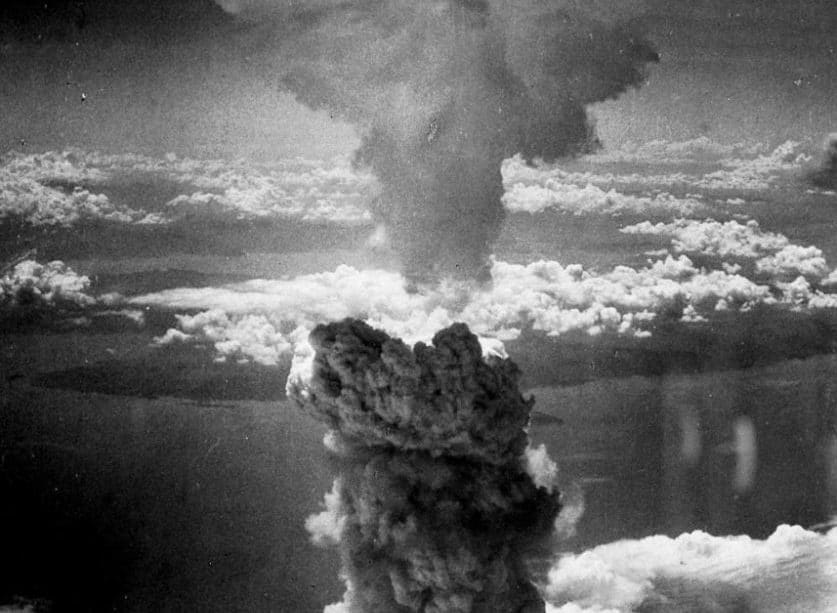 Explosion d'une bombe atomique à Nagasaki en 1945 - Charles Levy — U.S. National Archives and Records Administration - wikicommons