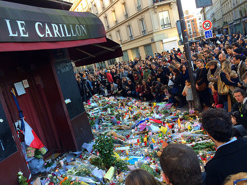 Image: 'Paris 10, la foule en flux ininterrompu vient se recueillir dans un calme+poignant.' http://www.flickr.com/photos/23831875@N05/23050404751 Found on flickrcc.net