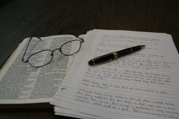 Bible, lunettes, page de notes et stylo - Image: 