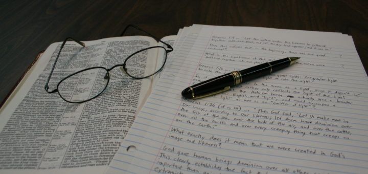 Bible, lunettes, page de notes et stylo - Image: 'Bible, Reading Glasses, Notes and Pen' http://www.flickr.com/photos/9984289@N02/7290794228 Found on flickrcc.net