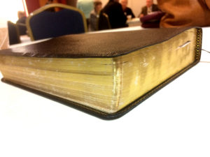 Une bible à tranche dorée dans un coin du salon - Image: 'At Bible Study Class' by Bill Smith https://creativecommons.org/licenses/by/2.0/ http://www.flickr.com/photos/10688882@N00/32829129974