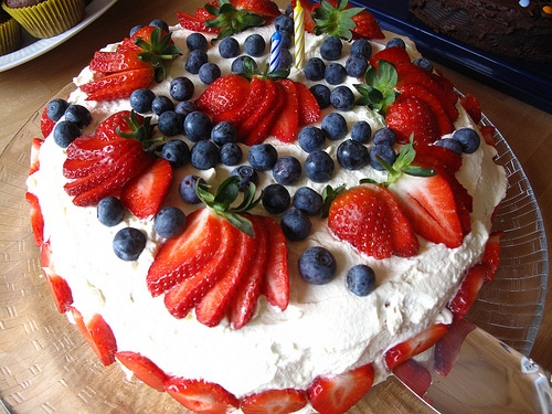 Un joli gâteau plein de fruits - Image: 'Kremkake' http://www.flickr.com/photos/37393594@N00/7061509451 Found on flickrcc.net