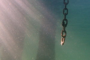 Illustration : une chaïne brisée, sous l'eau - Image: 'Underwater chain and light' by Gerry Thomasen https://creativecommons.org/licenses/by/2.0/ http://www.flickr.com/photos/99326392@N00/174311171
