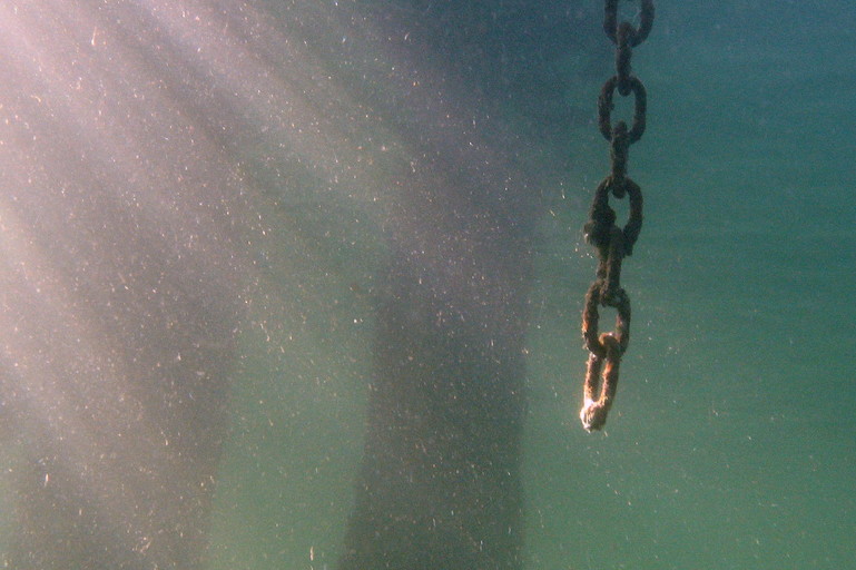 Illustration : une chaïne brisée, sous l'eau - Image: 'Underwater chain and light' http://www.flickr.com/photos/99326392@N00/174311171 Found on flickrcc.net