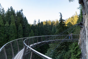 Une passerelle suspendue - Image: 'Cliffwalk at Capilano Suspension Bridge Vancouver' by dronepicr  https://creativecommons.org/licenses/by/2.0/ http://www.flickr.com/photos/132646954@N02/30852712848
