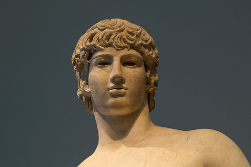 visage d'une statue grecque antique - Image: 'Greek Models - XXXVIII: Antinous as Agathodaimon' http://www.flickr.com/photos/69716881@N02/26124298231 Found on flickrcc.net