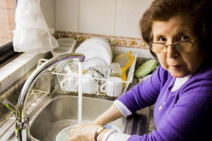 Illustration : une dame faisant la vaisselle - Image: 'La Abuela' by Felipe Torres 
 https://creativecommons.org/licenses/by-nc/2.0/ http://www.flickr.com/photos/60334449@N05/9989672193
