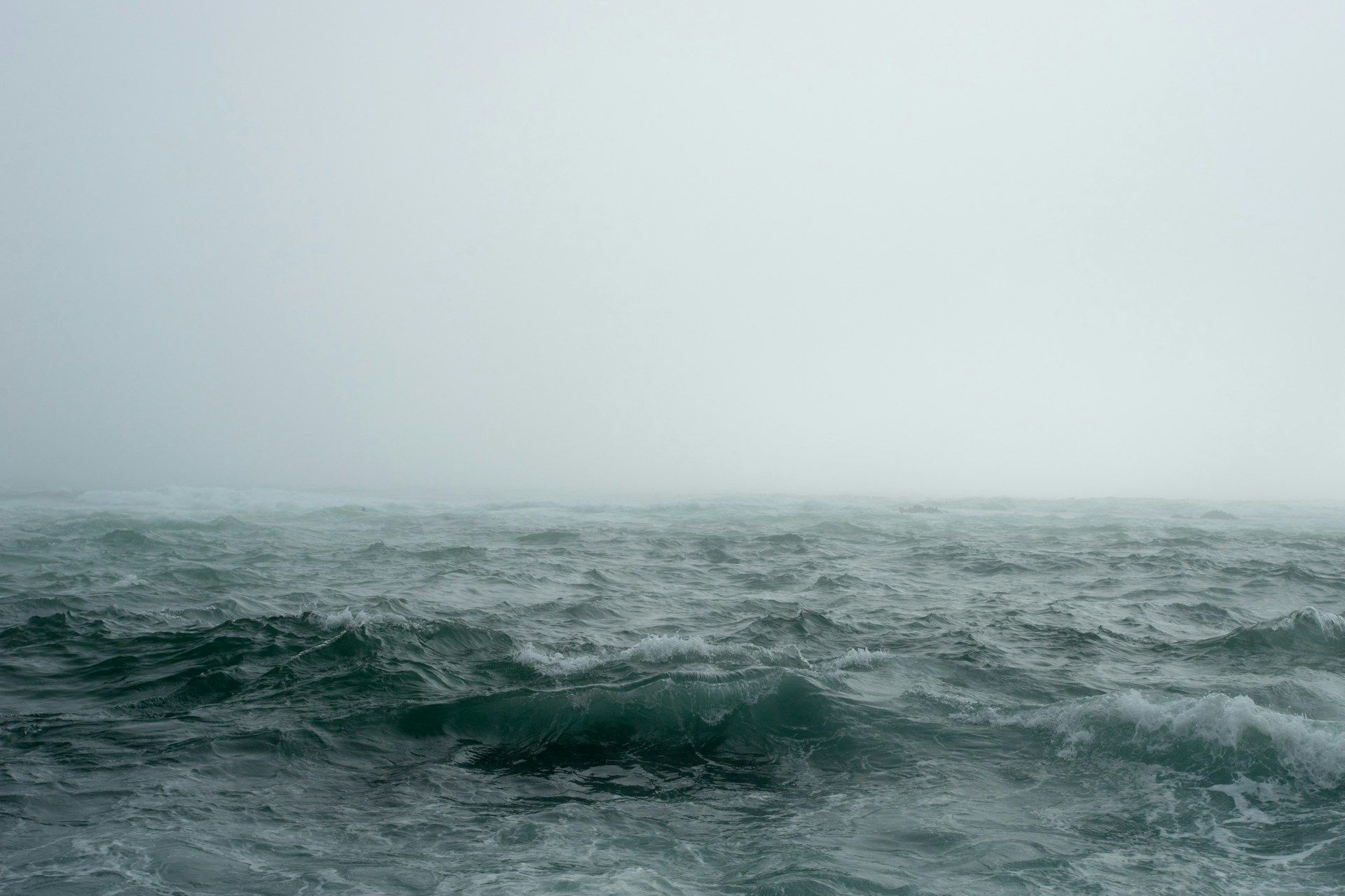 orage sur la mer - Photo by JOHN TOWNER on https://unsplash.com/fr/photos/plan-deau-entoure-de-brouillard-FD_sabE544U