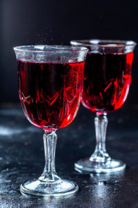 Illustration : deux verres de vin -  Image: 'Two glasses of red wine'  by Marco Verch Professional Photographer  https://creativecommons.org/licenses/by/2.0/ http://www.flickr.com/photos/30478819@N08/32625920638