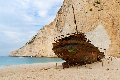 illustration : un bateau rouillé échoué sur une belle plage de sable - Image: 'Zakynthos Griechenland' http://www.flickr.com/photos/132646954@N02/44653188230 Found on flickrcc.net