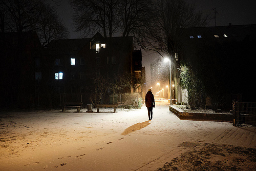 Illustration : une personne marche dans la neige, la nuit - Image: 'Snow for one night' http://www.flickr.com/photos/152176797@N08/46234278014 Found on flickrcc.net