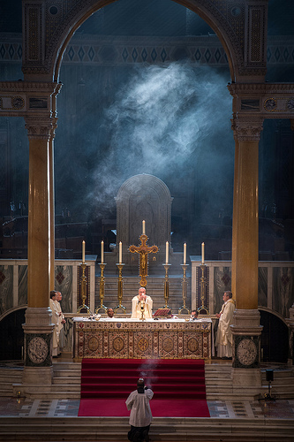 Illustration : une belle messe catholique - Image: 'Cardinal Vincent Nichols celebrated Mass on World Day of Consecrated Life in Westminster+Cathedral+on+the+Feast+of+the+Presentation+of+the+Lord+also+known+as+Candlemas+Day' http://www.flickr.com/photos/27340278@N03/46972605651 Found on flickrcc.net