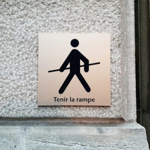 Un panneau d'avertissement "tenir la rampe" - Image: 'Tightrope Walker' by Cold, Indrid  https://creativecommons.org/licenses/by-sa/2.0/ http://www.flickr.com/photos/29442760@N00/26333343311