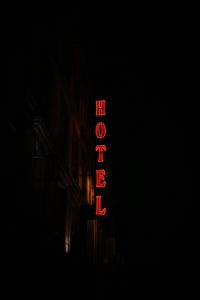 illustration : le néon d'un hôtel dans la nuit - Photo by Alexandre Godreau on Unsplash