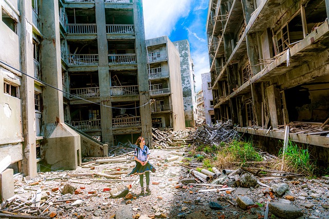 fillette dans une ville dévastée par une catastrophe ou par la guerre - Image parFree-Photos de Pixabay
