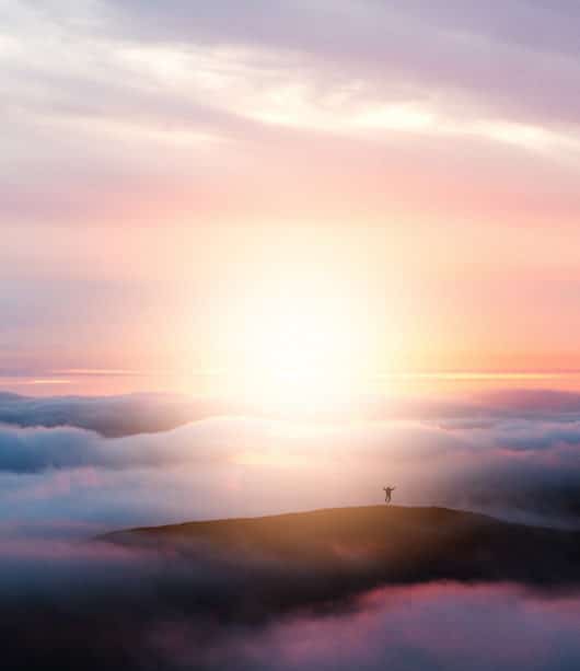 personne sautant en l'air de joie dans le lever du jour - Photo by Kyle Cottrell on Unsplash