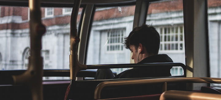 homme avec des écouteurs dans un bus - Photo by Rasheed Kemy on Unsplash
