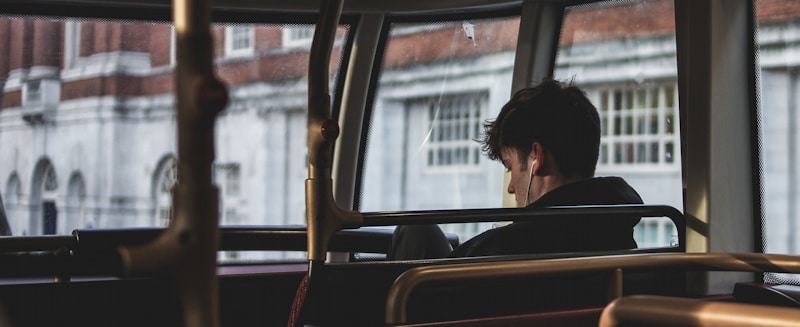 homme avec des écouteurs dans un bus - Photo by Rasheed Kemy on Unsplash