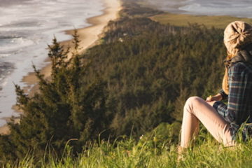 femme vue de dos, contemplant la mer depuis une montagne - Photo by Myles Tan on Unsplash